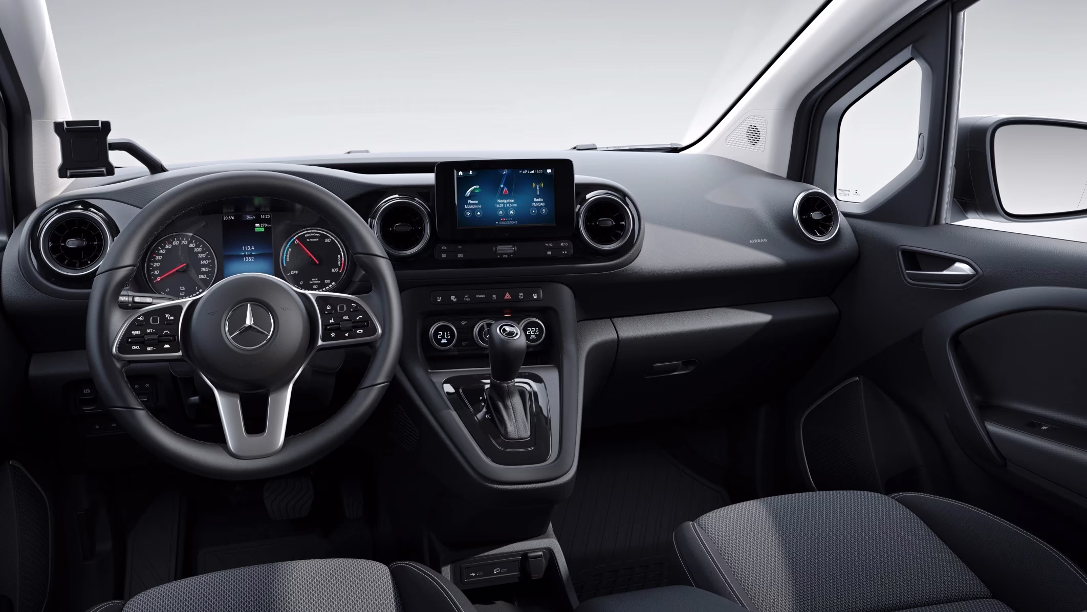Detalii atractive în negru lucios și crom: pachetul de design interior îmbunătățește vizual habitaclul autovehiculului tău.
