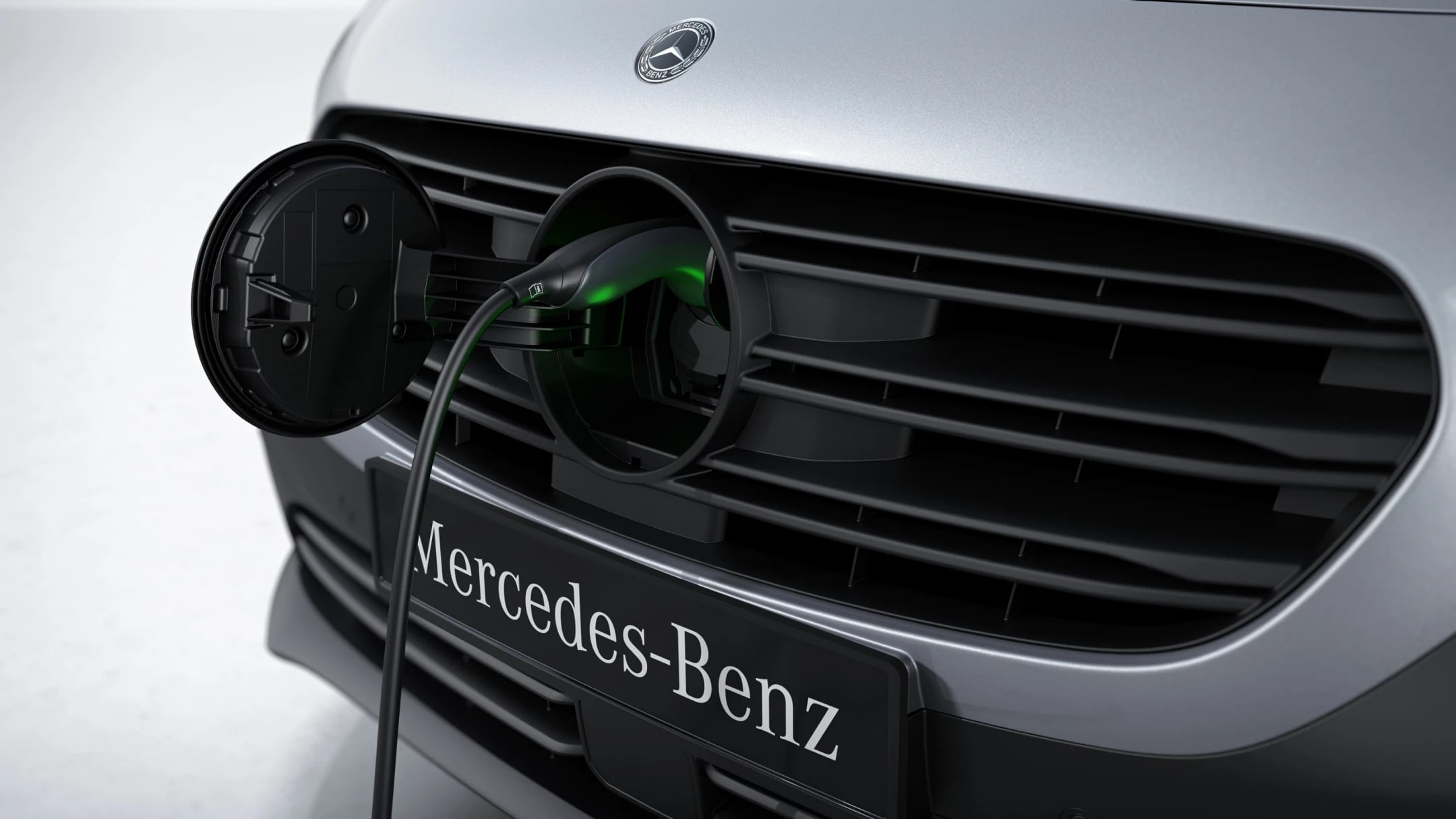 La modelul eCitan Tourer, priza autovehiculului este integrată central în capitonajul radiatorului, în spatele stelei Mercedes.